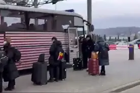 首批在乌中国留学生顺利入境波兰 留学生：16个小时不敢闭眼图片