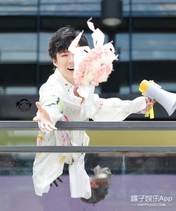 一个一个梦飞出了天窗？梦女博主自称鹿晗女友，发出恋爱往事？