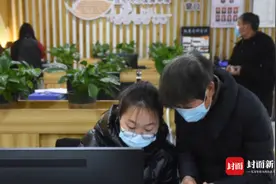 免费乘公交 四川雅安雨城区为60岁以上户籍老人办公交老年卡图片