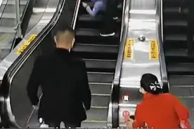 女乘客一头栽倒在地铁扶梯上，幸好他们冲了过来图片