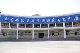 从小混混到大富豪，再到杀人犯，快60岁的他进了监狱怎么还在闹腾？图片