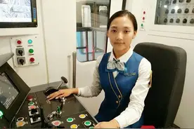中国首位藏族女地铁司机 饱满的工作热情中迎接藏历新年图片