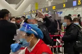 男子过安检不让带白酒一口喝半瓶，安检员：喝醉也不能上飞机图片