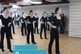 头顶“砖”腿夹纸双手反背 300名空姐为杭州亚运集训图片