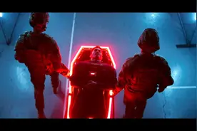 美剧《超人和露易丝》这幕超现实：救了俄国人的超人，被美军以“叛国罪”抓了…图片