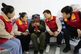 涡阳：致敬抗战老兵 传承雷锋精神图片