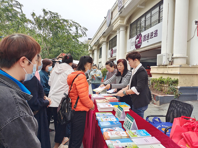 �������ܹ��Ὺչ2022�ꡰ���ˡ������Ͷ���Ů�ڡ�����ů���ͽ������ͷ��ɡ��ذ��