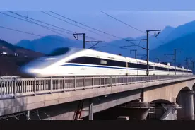 和谐号动车组跑进兴山图片