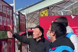 北京老人45年收集雷锋精神相关资料两万件图片