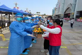 珠海“建筑女神”给“医护女神”献花，共同庆祝“妇女节”图片