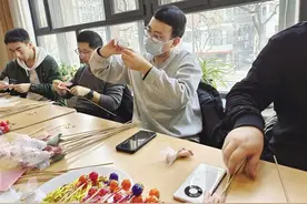 「喜迎“三八”妇女节」亲手做棒棒糖花束送妻子 这些男士被“表扬”了图片