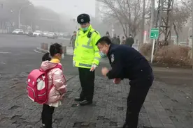 萌娃转学初到米东 雾里迷路警车送她去上学图片