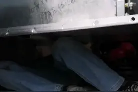 车内躲猫猫？高速交警看到后都震惊了：这是在拿生命开玩笑图片