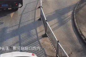 “贵C”小伙敢当着交警跨护栏！人民日报点赞图片