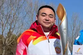 四川“可乐男孩”担任北京冬残奥会火炬手传递正能量图片