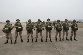 高难度！蛟龙突击队开展多伞型跳伞训练图片