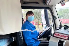 女卡车司机：风餐露宿和丈夫一起跑车，养育三个娃，退休后想环游中国图片