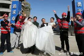 工地上拍婚纱照，建筑女工“三八”节圆梦图片
