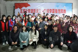 湖南工商大学志愿者为社区老人们送上鲜花和关爱图片