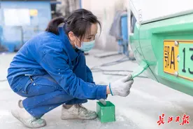 “都顾着给汽车美容去了，哪有时间给自己化妆”，“95后”女孩乐当油漆工图片