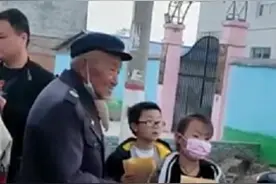 家人回应“百岁老人接玄孙放学”：拍视频为小辈留个念想图片