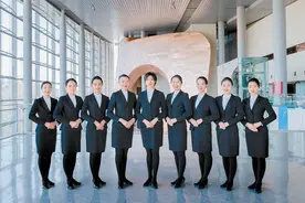 每个动作分解练习上千次，顶托盘咬筷子一站一个小时，娘子军把服务做到极致图片