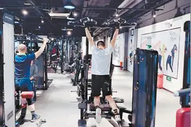 健身教练缺乏职业准入资质，更多的是在卖课，健身房屡屡发生被教练练伤的事图片