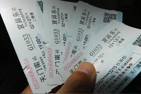 “两会”热评丨高铁退票费20%合不合理，需要向公众释疑图片