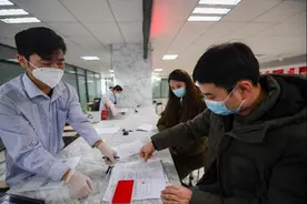 委员建议本科实行4至8年弹性学制，网友吵翻了图片