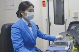 致敬了不起的她： “95后”打破偏见当地铁司机