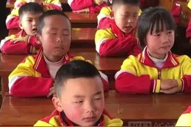 三八节农村娃合唱《天之大》泪流满面，老师：想起了在地里干活的妈妈图片