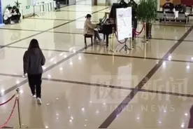 哈师大女生图书馆弹奏《孤勇者》引围观：希望用音乐给大家带来力量图片