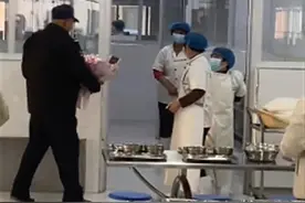 学校保安给食堂阿姨送花后羞涩离开，网友：原来歌词里说的是真的图片