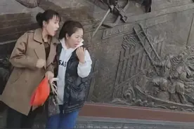 游客拍照时竟被铜像“偷袭”，网友趣评：“你挡住铜像了”图片