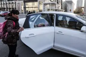 老人出行难打车难成“心病”，如何打通家门口“第一公里”？视频封面