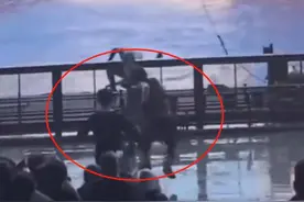 入戏太深？男孩观看沉浸式演出，见女主被追杀一脚踹倒男演员图片