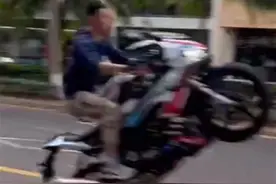 百万网红无证驾摩托炫技再次被拘，律师：平台应惩处图片