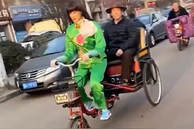 大爷改装电动车让“美女”假人当司机？网友：晚上挺吓人图片