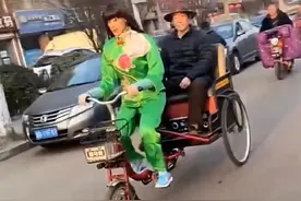 大爷改装电动车让“美女”假人当司机？网友：晚上挺吓人图片