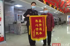 一张泛黄老照片背后的心愿，武汉青山民警助失散36年姐弟团圆图片