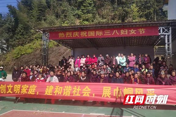 ���ﴫͳ�Ļ� ����С�������԰��չ���˸�Ů����ף�