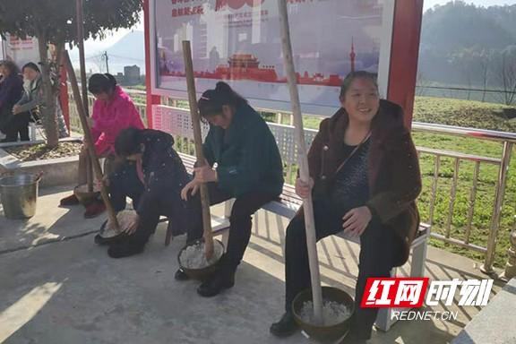 ���ﴫͳ�Ļ� ����С�������԰��չ���˸�Ů����ף�