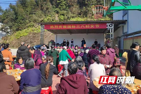 ���ﴫͳ�Ļ� ����С�������԰��չ���˸�Ů����ף�