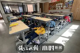 不用趴着睡，可以躺着睡！杭州这所学校的课桌椅火出圈，娃娃们实现午睡“躺平自由”图片