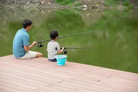 春季钓鱼好时节！务必远离高压线图片