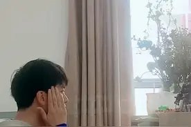 精致男孩！河南体育老师课前认真抹防晒，老师：要保护自己图片