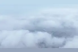 大雾穿云航拍，日照现“云海”仙境图片