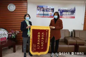 女子抢救溺水儿童食指被咬伤，指甲被拔、全手脱皮、险被截肢……图片