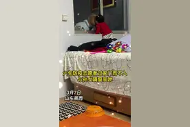 青岛一防疫志愿者过家门而不入，与孙女隔窗亲吻图片