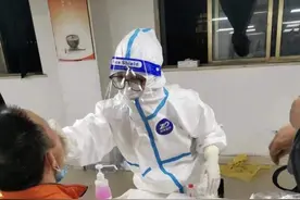 关注“风暴”中的快递｜记者直击：彻夜消毒后，有快递站已开始正常收取件，丰巢滞留件是否收费正在讨论图片